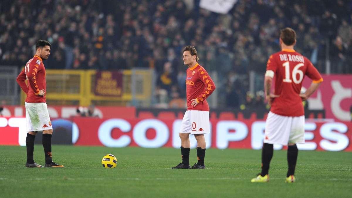 TRIPLICE FISCHIO - Roma-Shakhtar 2-3 - Giallorossi sotto la Sud a prendersi i fischi