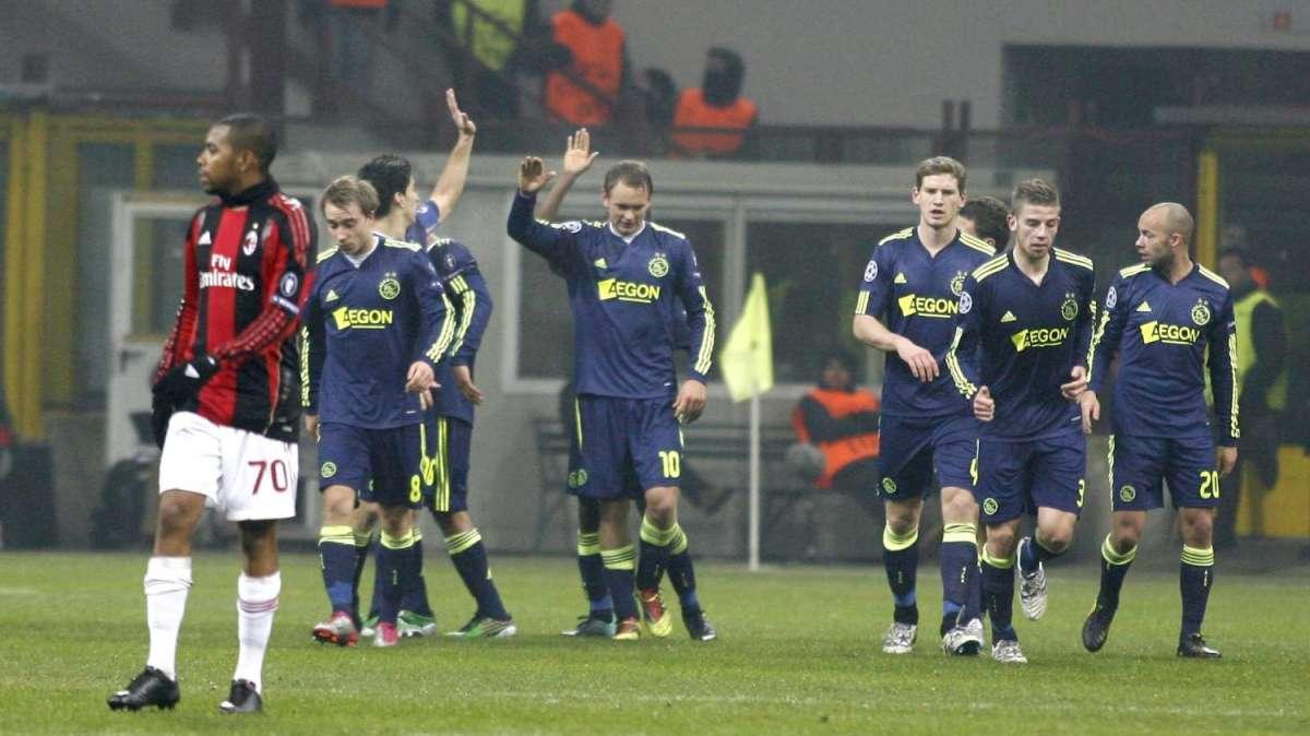 Ajax, Agente Van der Wiel: "In estate vedremo"