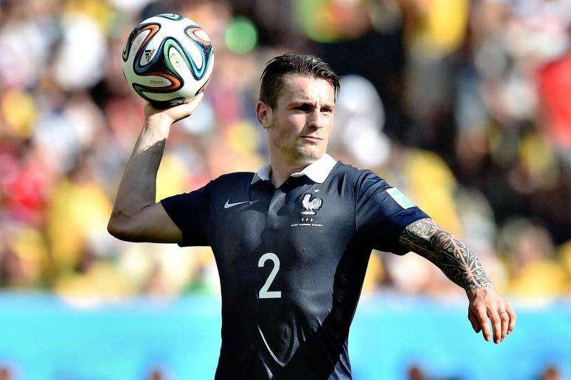 Arsenal, Debuchy ai saluti: futuro ancora in Premier