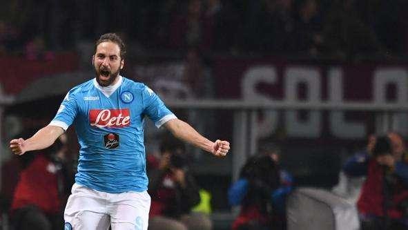 Higuain regala il secondo posto al Napoli. Roma ai preliminari