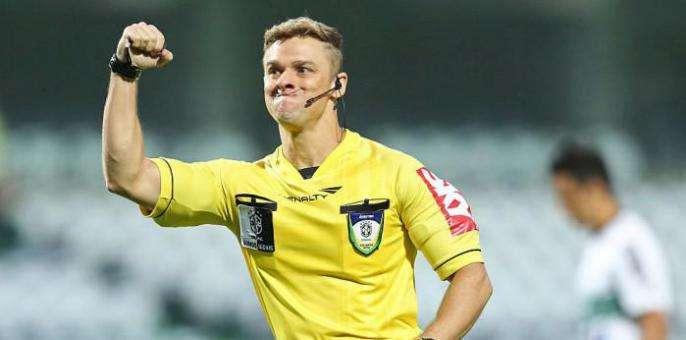 Succede in Brasile: l'arbitro sbaglia e chiede scusa in lacrime 