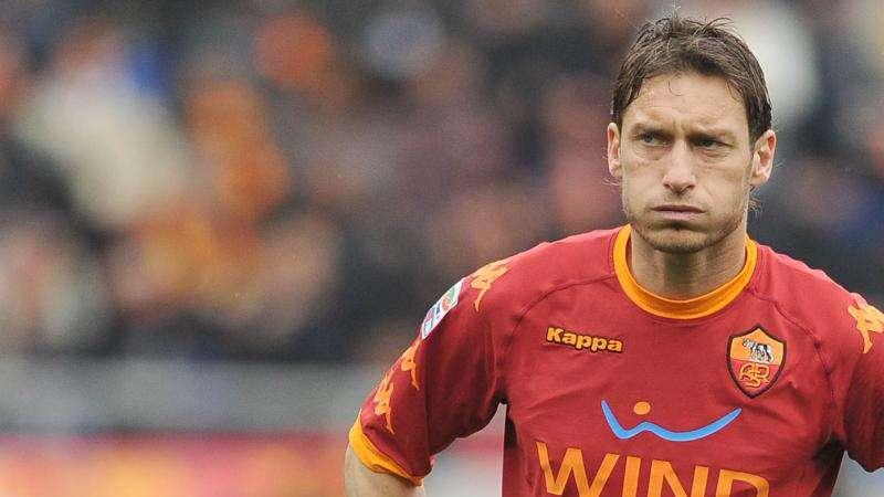 Roma, Totti torna da Donetsk con un problema muscolare