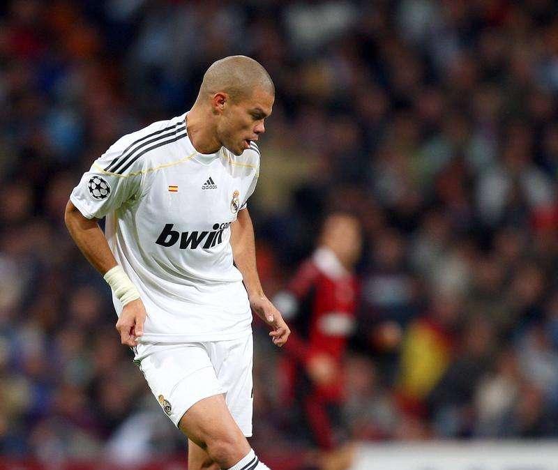 Real Madrid, Pepe per il rinnovo 'sfrutta' il Barça