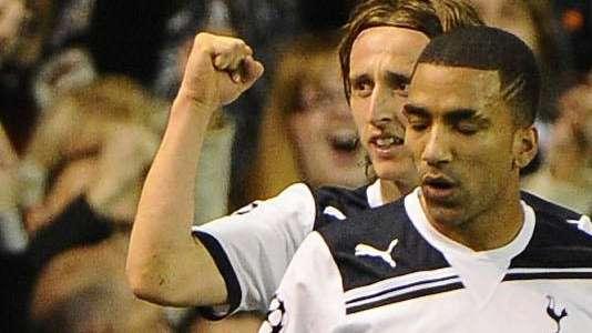 Tottenham, la furia di Jenas sull'arbitro: "Inesperto"