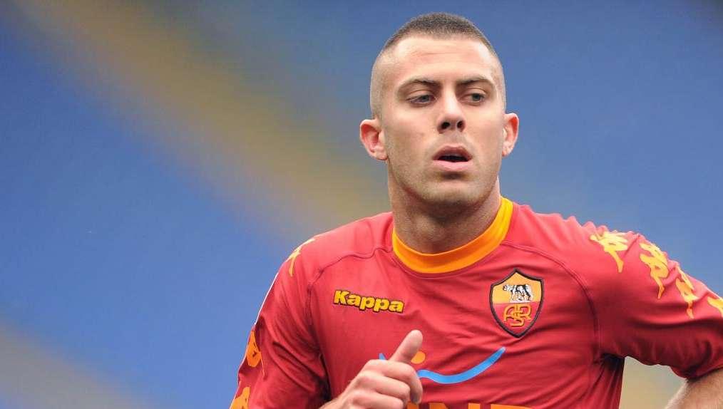 Napoli, l'agente di Menez strizza l'occhio
