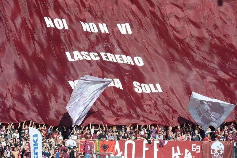 Altra pagina nera del calcio: in fiamme il bar dei granata