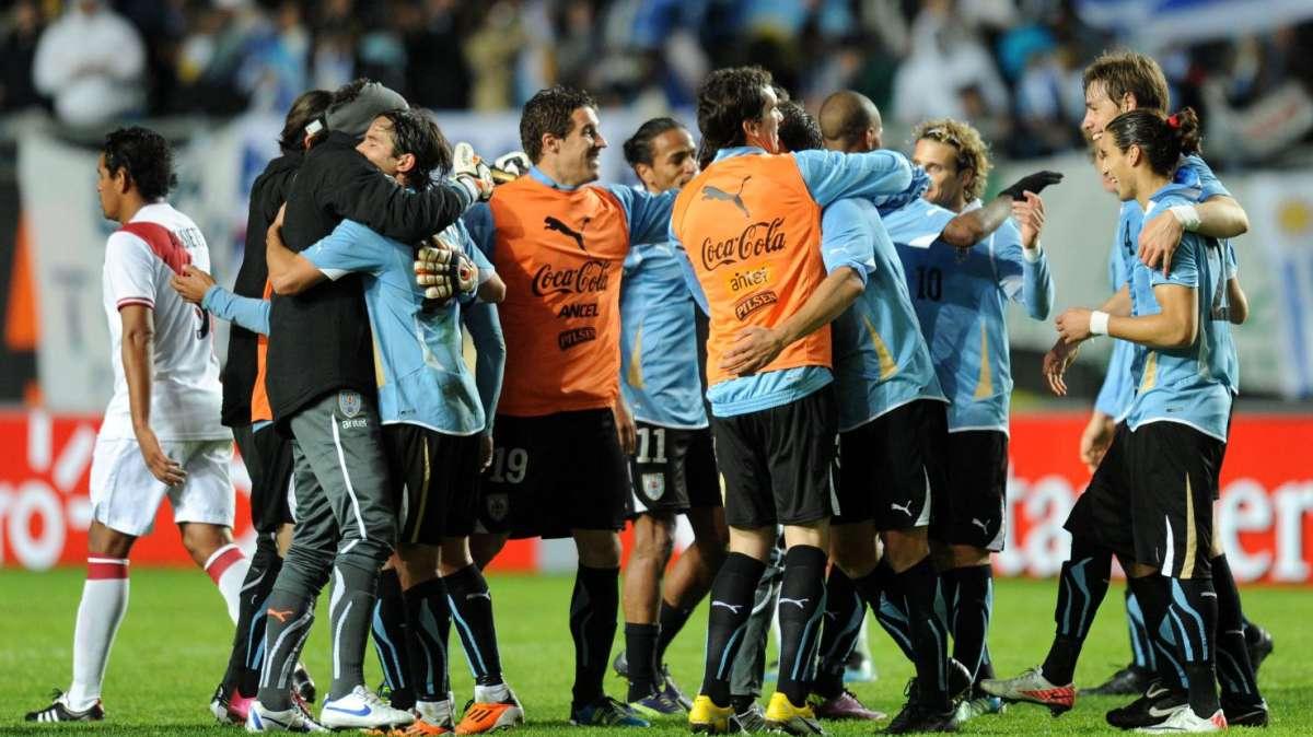 La <i>Celeste</i> è la regina del Sud America. Suarez e Forlan firmano il 15° titolo