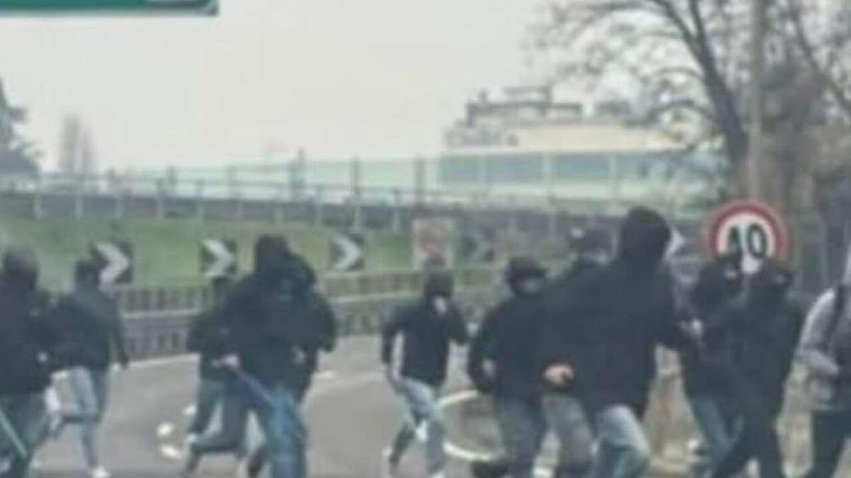 Caos sull’A1: scontri tra tifosi di Fiorentina e Roma bloccano l’autostrada