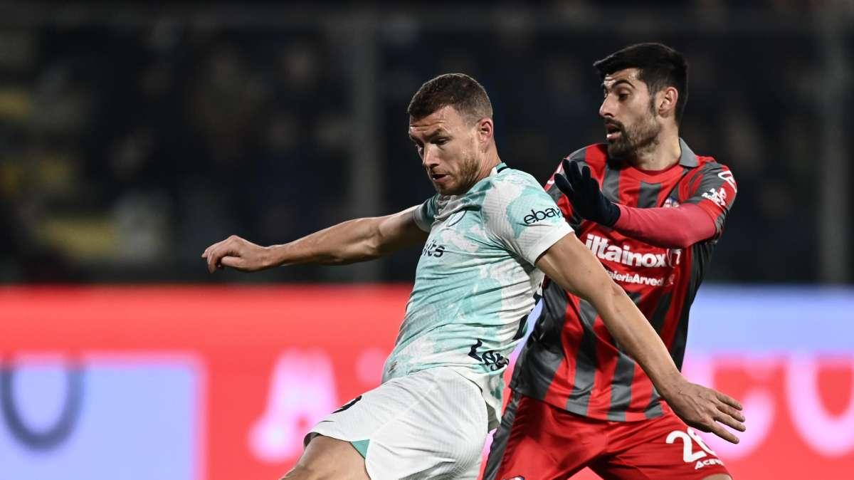 GdS - Cremonese-Inter, la moviola: Per Acerbi basta il giallo Chiriches-Dzeko contatto lieve