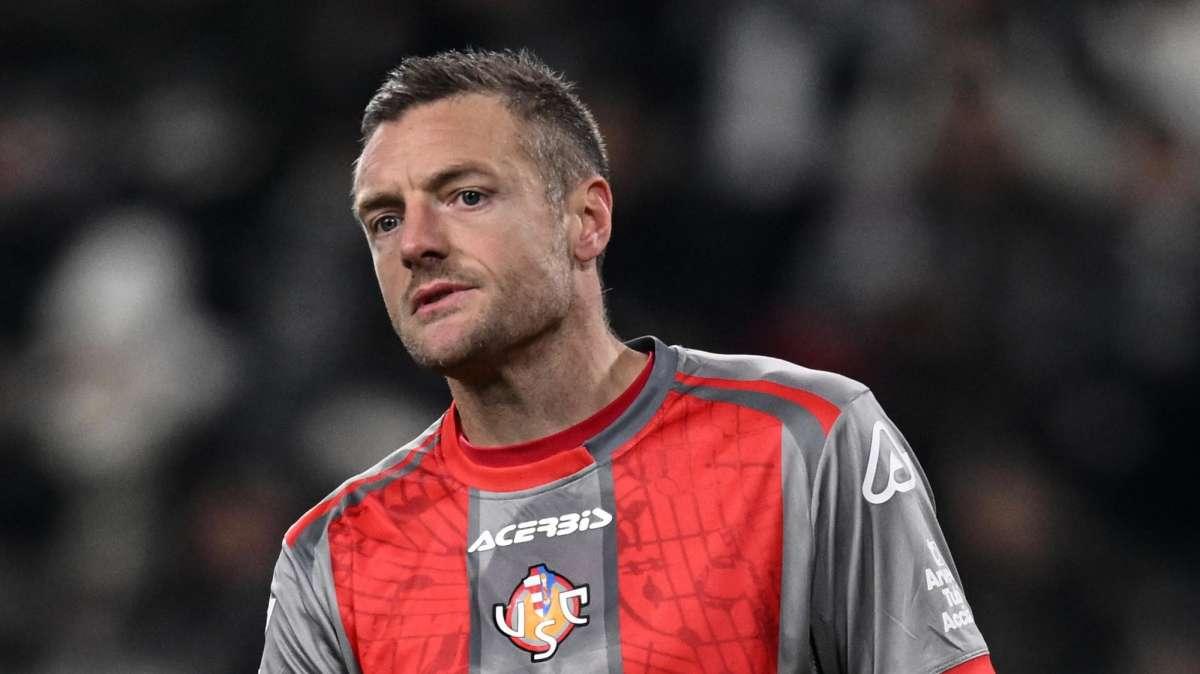 Jamie Vardy sorprende tutti: “In Italia si corre troppo e decide il direttore sportivo”. La stoccata dell’ex Cremonese fa discutere