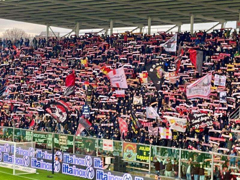 LIVE CREMONESE-PALERMO: 2-2 finisce la partita è pareggio molto stretto. Male il solito arbitro mandato a Cremona a gufare danni