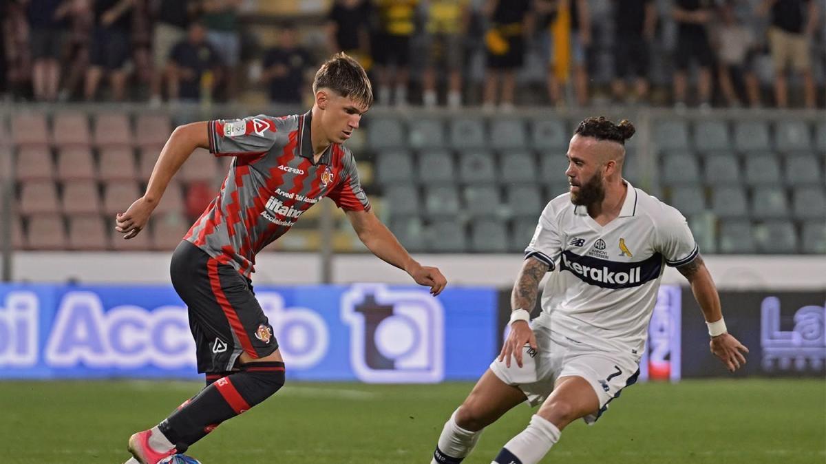 Cremonese irriconoscibile, il Modena la travolge sul piano del gioco: così non basta per la Serie B
