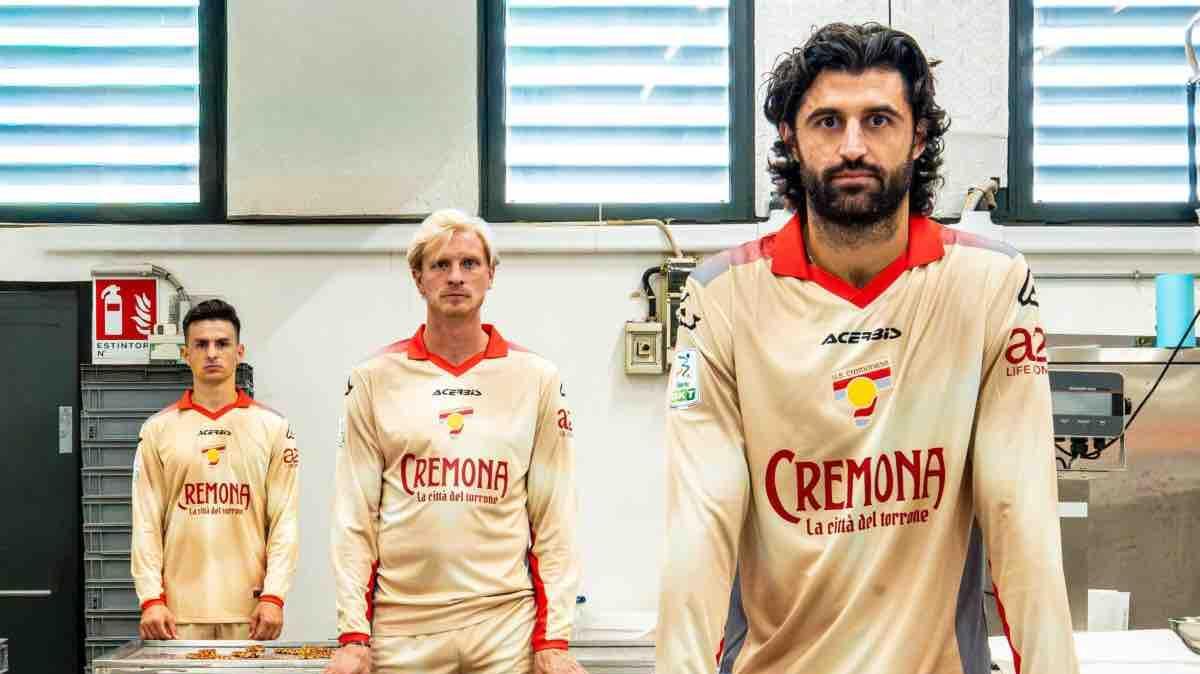 IL SAPORE DELLA TRADIZIONE – Presentato il quarto kit grigiorosso per la stagione 2026/27
