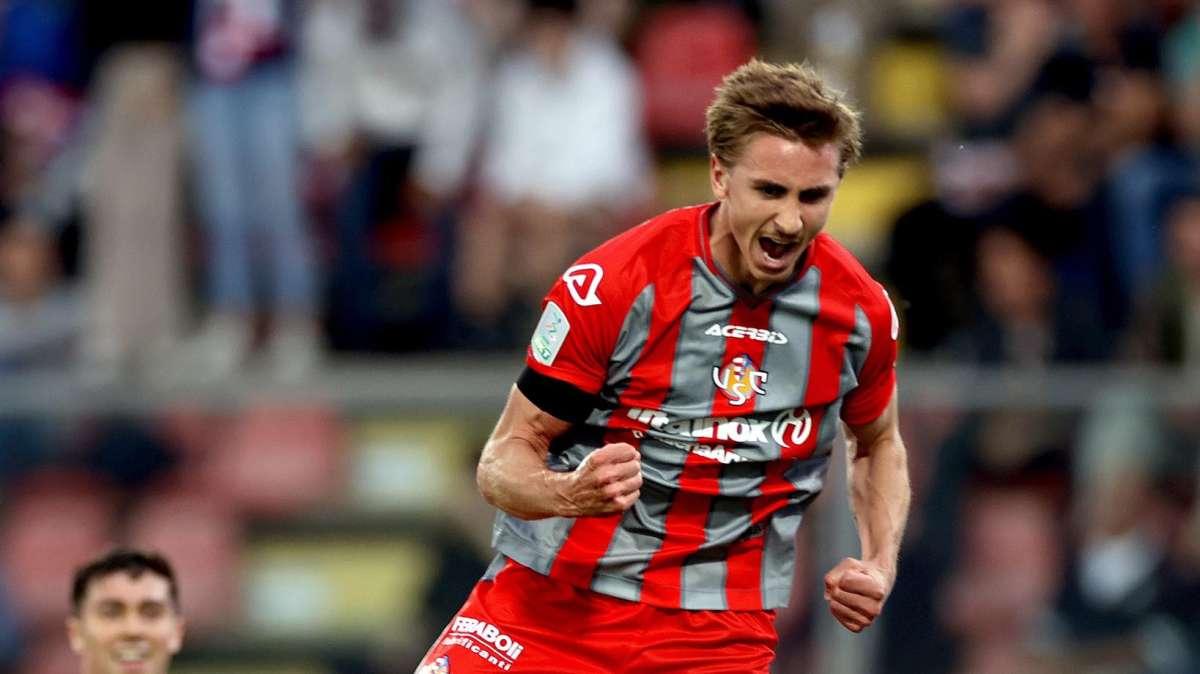 Johnsen scatenato: firma il derby e trascina la Cremonese verso la gloria