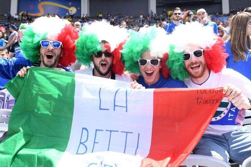 Svizzera, festeggia troppo per l'Italia: multato