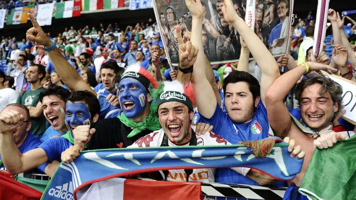 La carica dei maxischermi: tutti con gli azzurri!