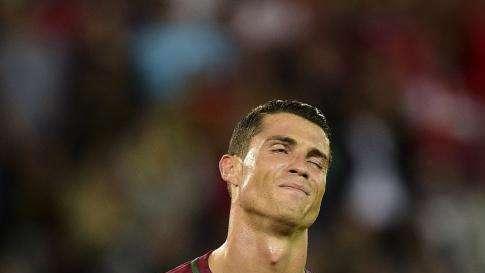 Portogallo, nervosismo Ronaldo: strappa il microfono a un giornalista e lo getta nel lago 