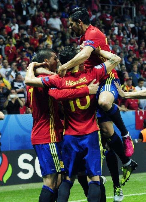 "Olè, Olè, Olè": la Spagna fa festa e lancia un messaggio ad Euro 2016