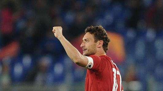 Italia, Totti si complimenta con Pirlo per il cucchiaio
