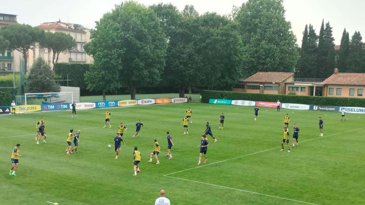 Italia in campo per la rifinitura. Partitella 12 contro 12 su metà campo. Differenziato per Barella e Meret