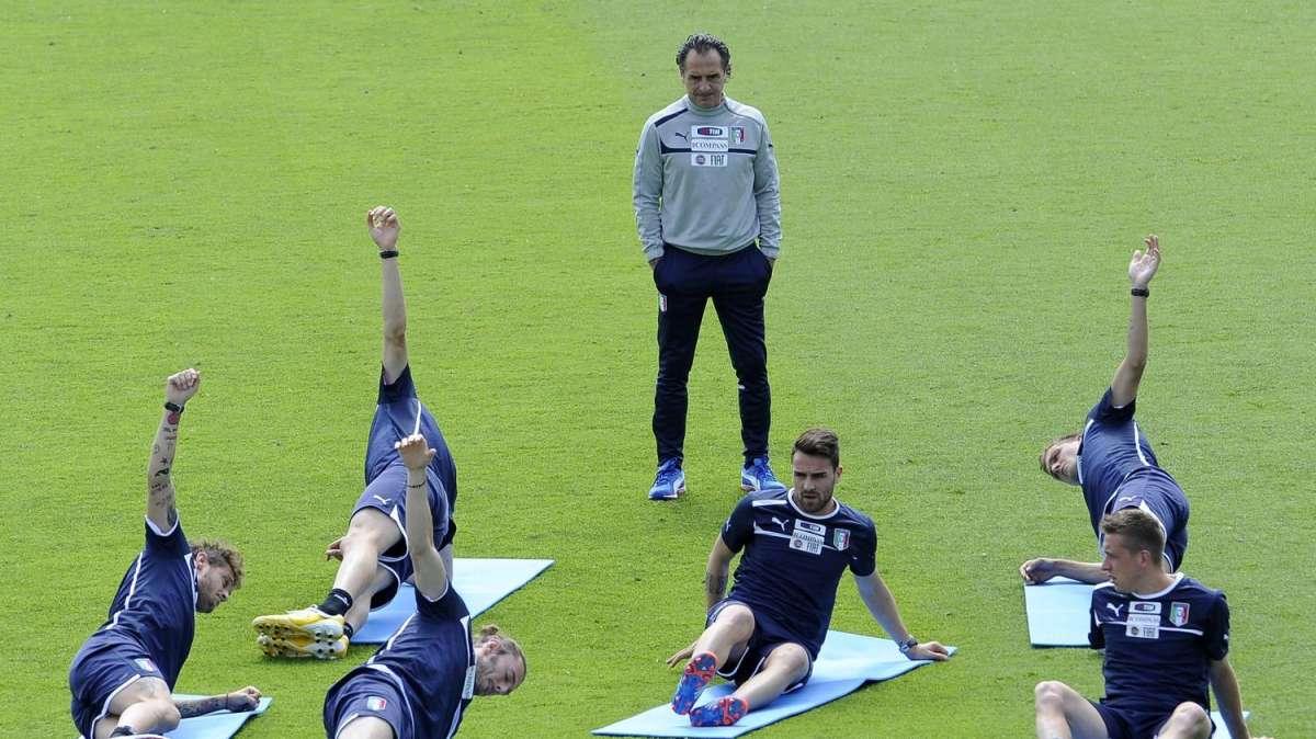 Italia, Allenamento davanti a 200 bambini. Quanti autografi per Balotelli 