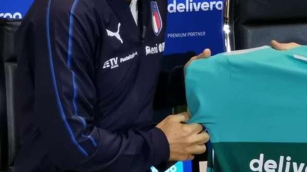 Quando gli Azzurri giocano, Deliveroo scende in campo. Il fake out of home realizzato a Coverciano con la Nazionale