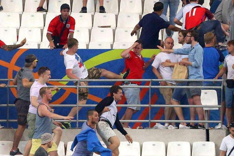 Inghilterra, il ministro degli Interni punta il dito: "Autorità francesi incapaci di fermare ultras violenti"