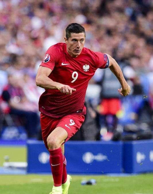 Polonia, Warzyniak esagera: "Né Ronaldo né Messi, il numero uno al mondo è Lewandowski"