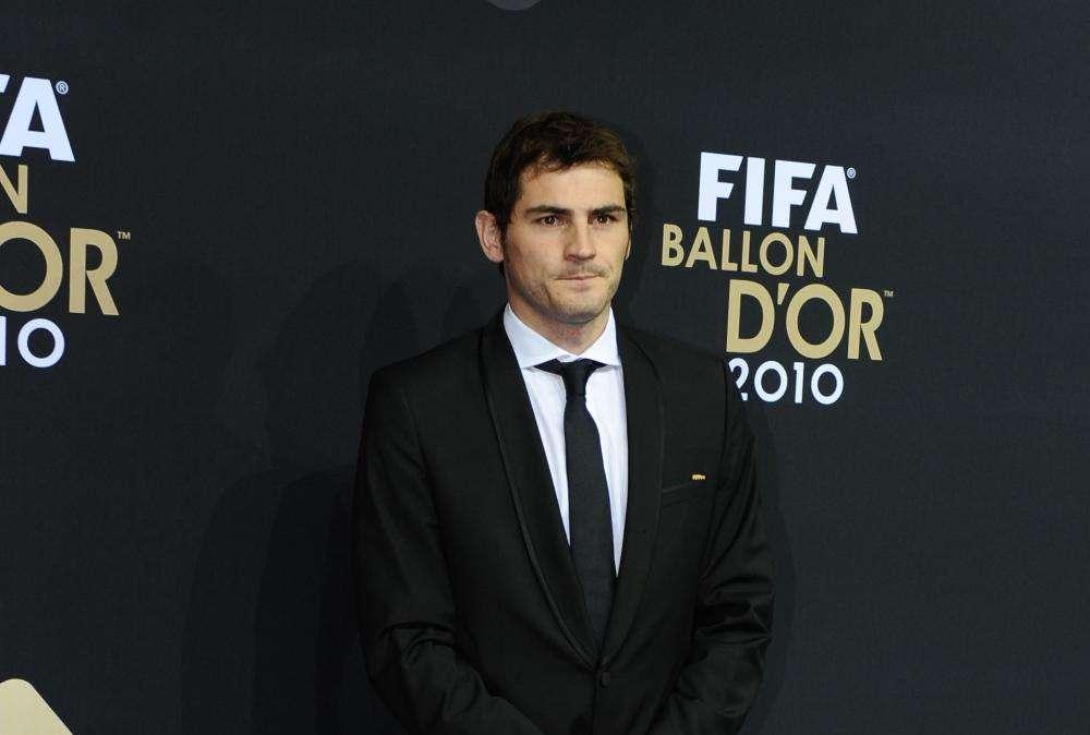 Casillas presenta il pallone della finale di Euro 2012