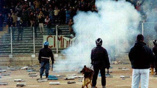VIDEO - Primi scontri tifosi-steward