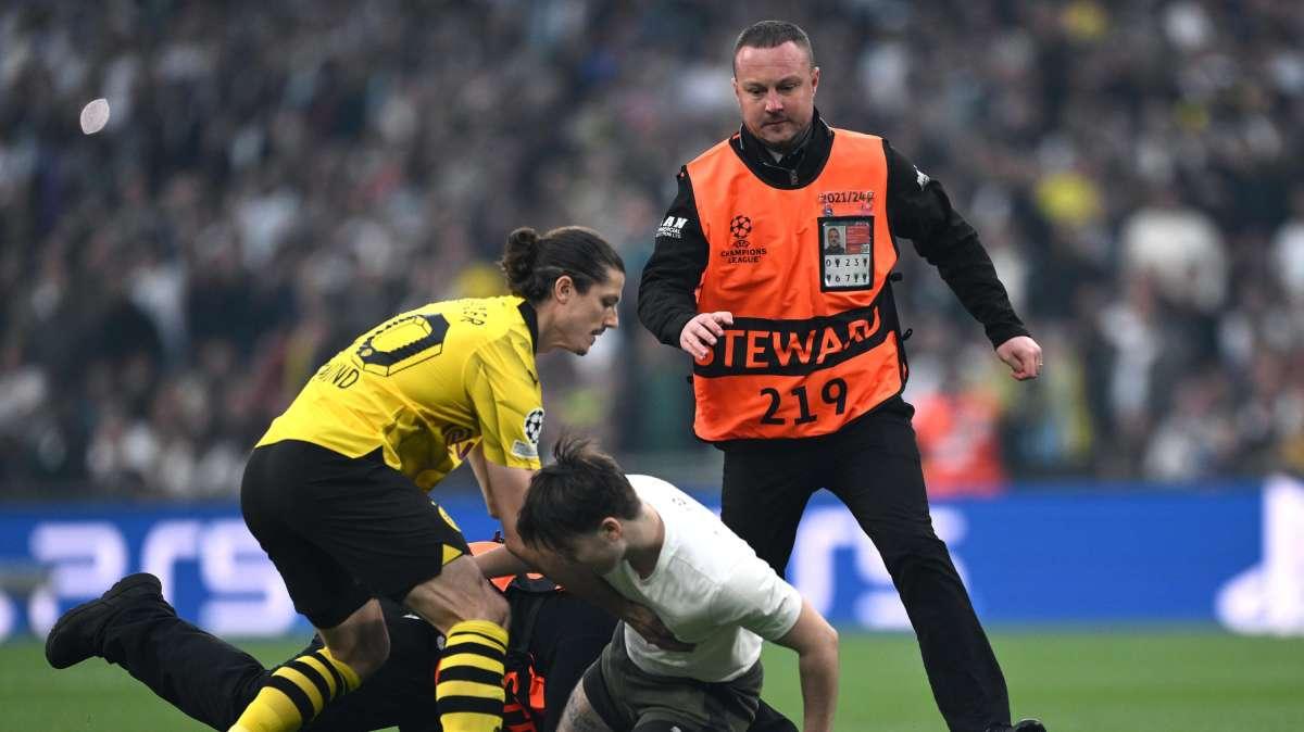Due tifosi presi a calci e pugni durante Portogallo-Slovenia: accerchiati da dieci steward