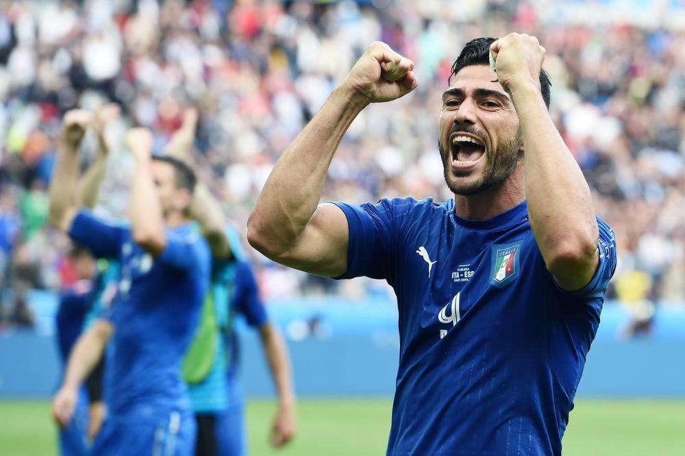 Italia, Pellé è già una star in Cina: accoglienza super e fiori alla fidanzata