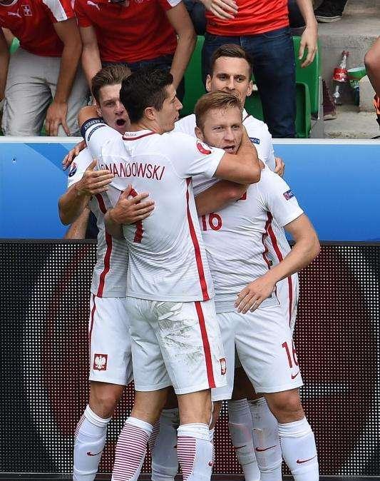 Polonia, Wawrzyniak: "Lewandowski è più forte di Messi e Cristiano Ronaldo"