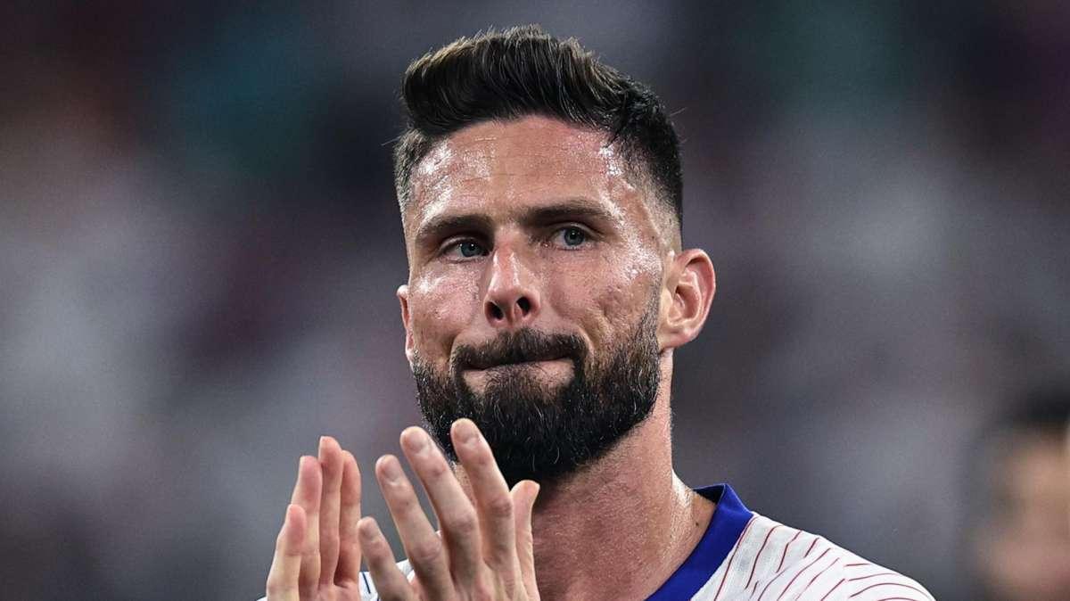 Francia, Giroud lascia la Nazionale. Deschamps: "Esempio di serietà e professionalità, lo ringrazio"