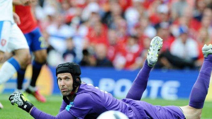 VIDEO - Cech battuto 21 volte agli Europei: è record