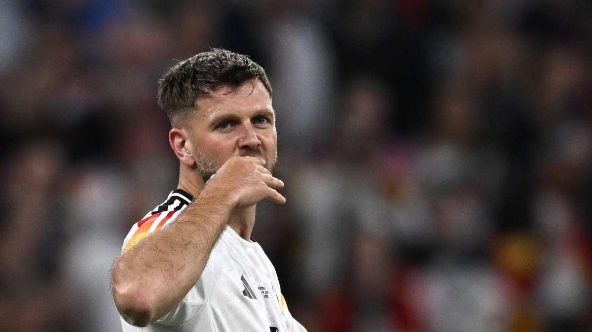 Germania,  Fullkrug rompe la mano a un tifoso durante il riscaldamento con un tiro