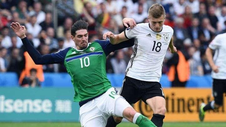 Irlanda del Nord, Lafferty scherza: "Bale non ha mai affrontato un fenomeno del calibro di McGovern"