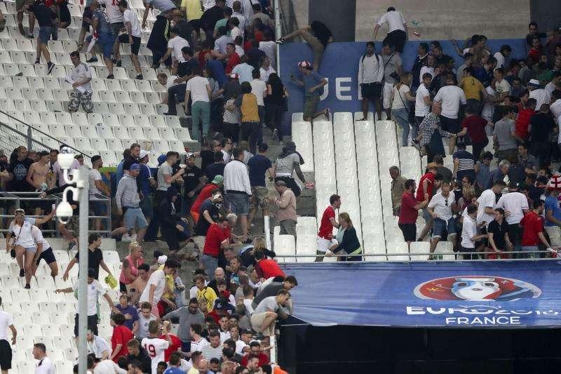 Euro 2016, dopo sei giorni il bilancio è assurdo: 323 arresti, 24 espulsioni e non solo