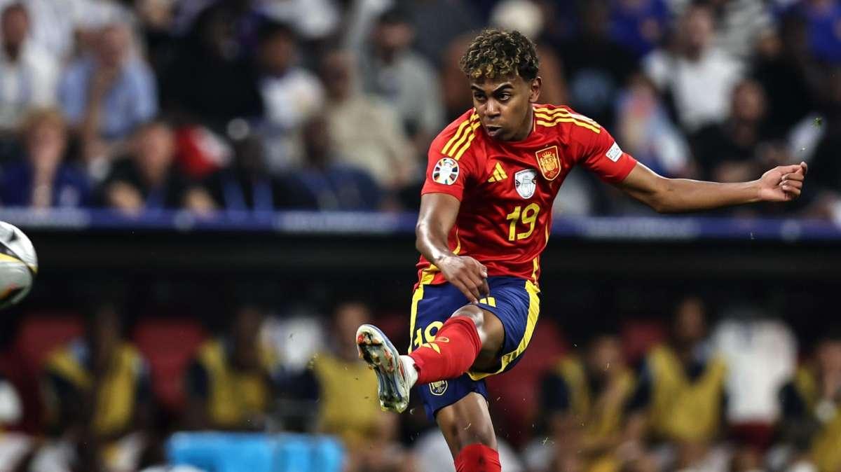 Gol capolavoro Yamal, è il più giovane marcatore di sempre agli Europei