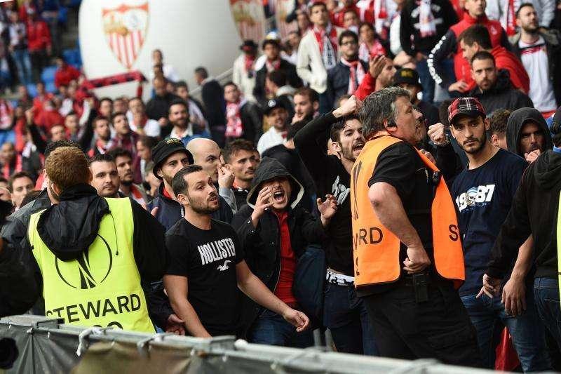 Euro 2016, ancora incidenti a Parigi: centinaia di manifestanti contro la riforma del lavoro