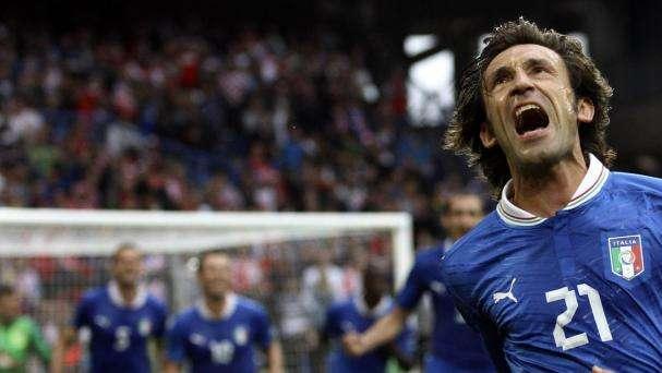 VIDEO - Il gol del'Italia interrompe la conferenza di Monti e Hollande!