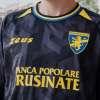 Napoli-Frosinone, esordio per la terza maglia: torna lo sponsor 958 Santero