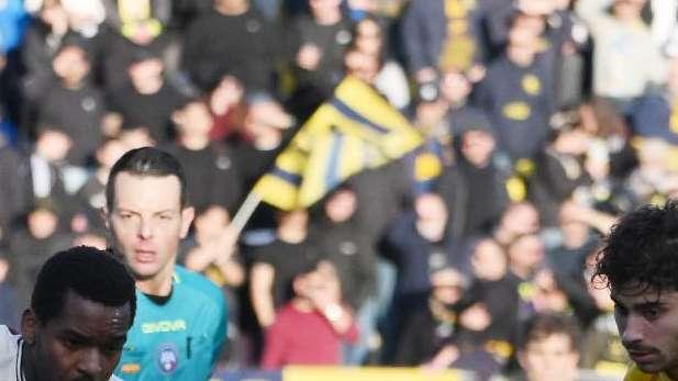 PAGELLE Frosinone-Catanzaro 1-1: Lusuardi monumentale, Tsadjout male