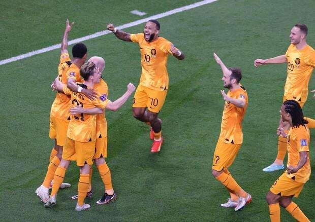 Spettacolo modesto, ma l'Olanda offre qualcosa in più e il Senegal getta la spugna nel finale: 2-0 per i Paesi Bassi che raggiungono l'Ecuador
