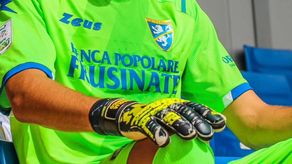 La divisa dei portieri stona con i colori del Frosinone, ma c'è un motivo ben preciso dietro questa scelta