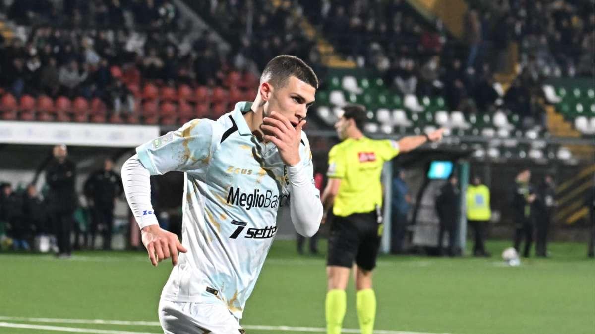 PAGELLE Avellino-Frosinone 1-3: Kvernadze ispirato, Calò dirige e Cichella firma il tris