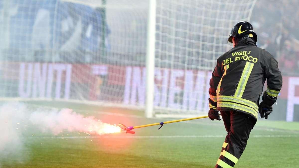 AGGIORNAMENTO - Tre i vigili del fuoco coinvolti dall'esplosione del petardo, tutti dimessi