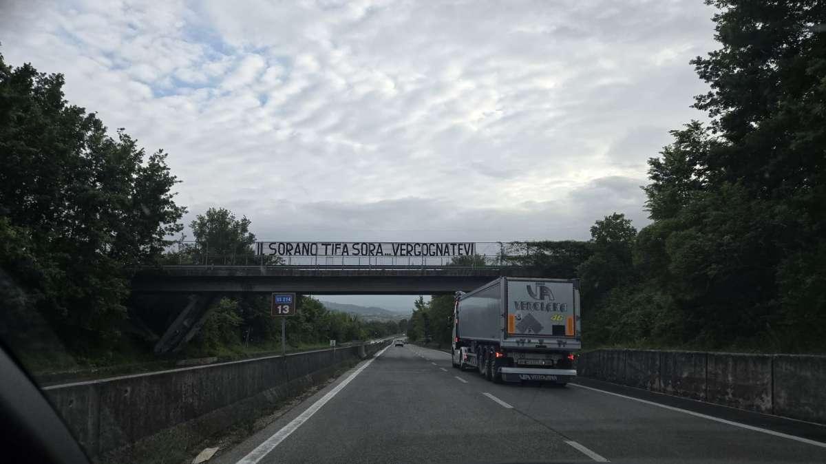 FOTONOTIZIA - Striscione sulla superstrada dei tifosi del Sora