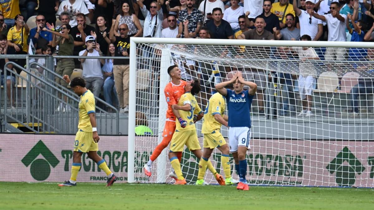 Frosinone-Como 2-0, i giallazzurri vincono e convincono: record storico in Serie A! L'analisi post-partita