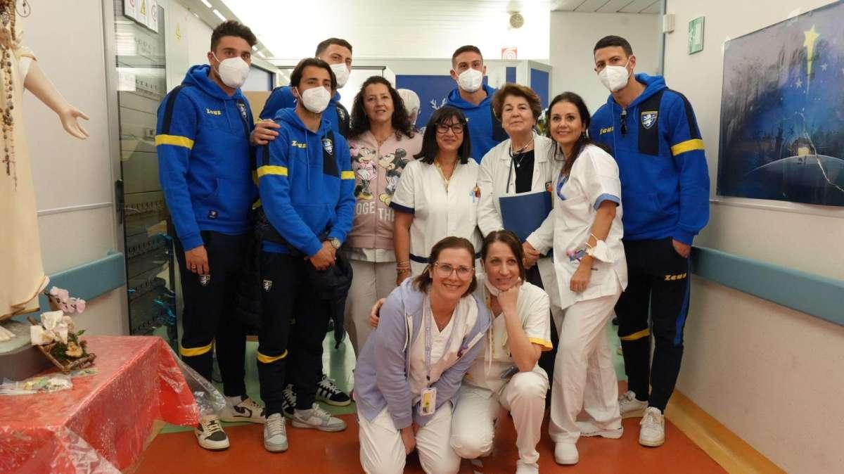 Emozioni e cori da stadio, Frosinone a Pediatria e "Coop Azzurra"
